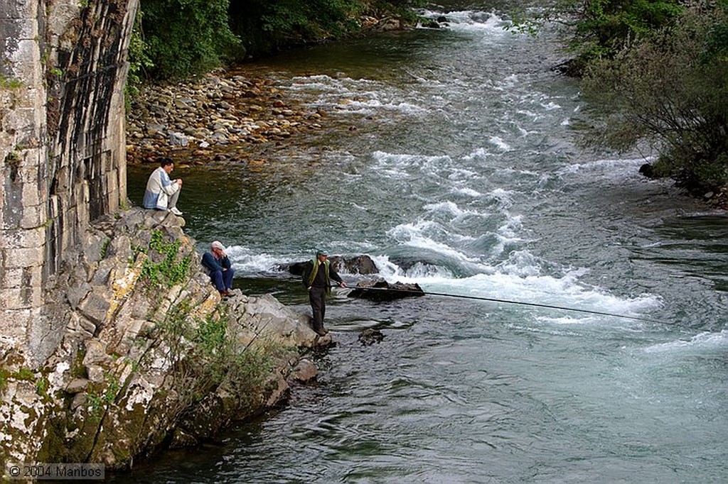 Cangas de Onís
Pescando salmón bajo el puente romano
Asturias