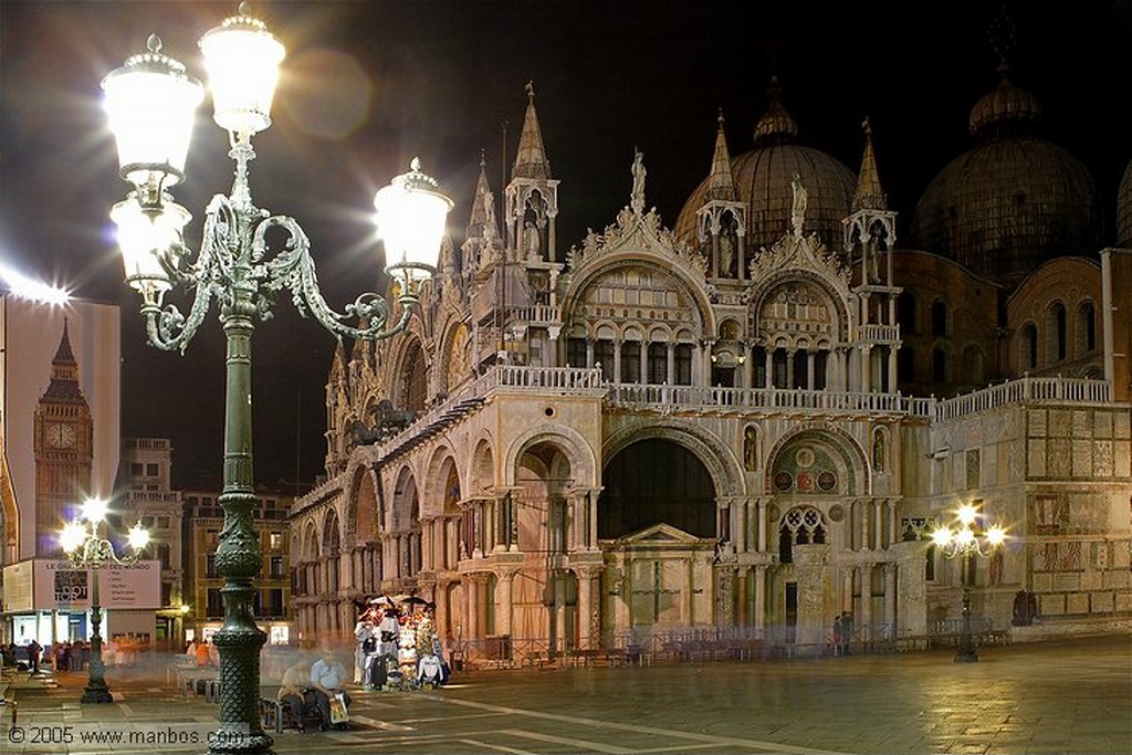 Venecia
Muelle de gondolas de noche
Venecia