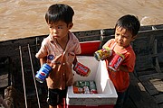 Camara Canon EOS 400D DIGITAL
Niños vendedores de refrescos para turistas
Vietnam
CAN THO
Foto: 14949