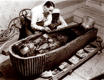 Carter con el sarcófago de Tutankhamon