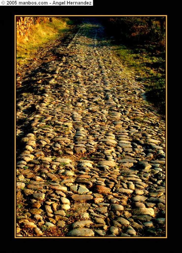 Foto de San Martín de Trevejo, Sierra de Gata, Cáceres, España - Antigua calzada