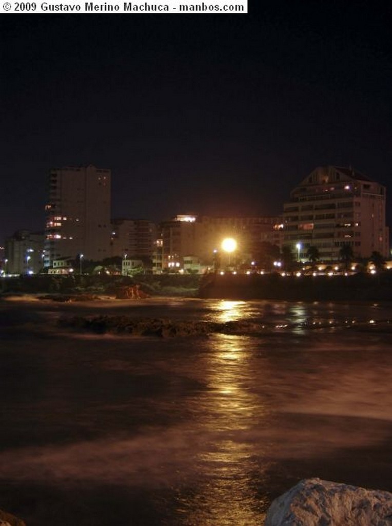 Foto de Calpe, Puerto de Calpe, Alicante, España - Luz en la noche