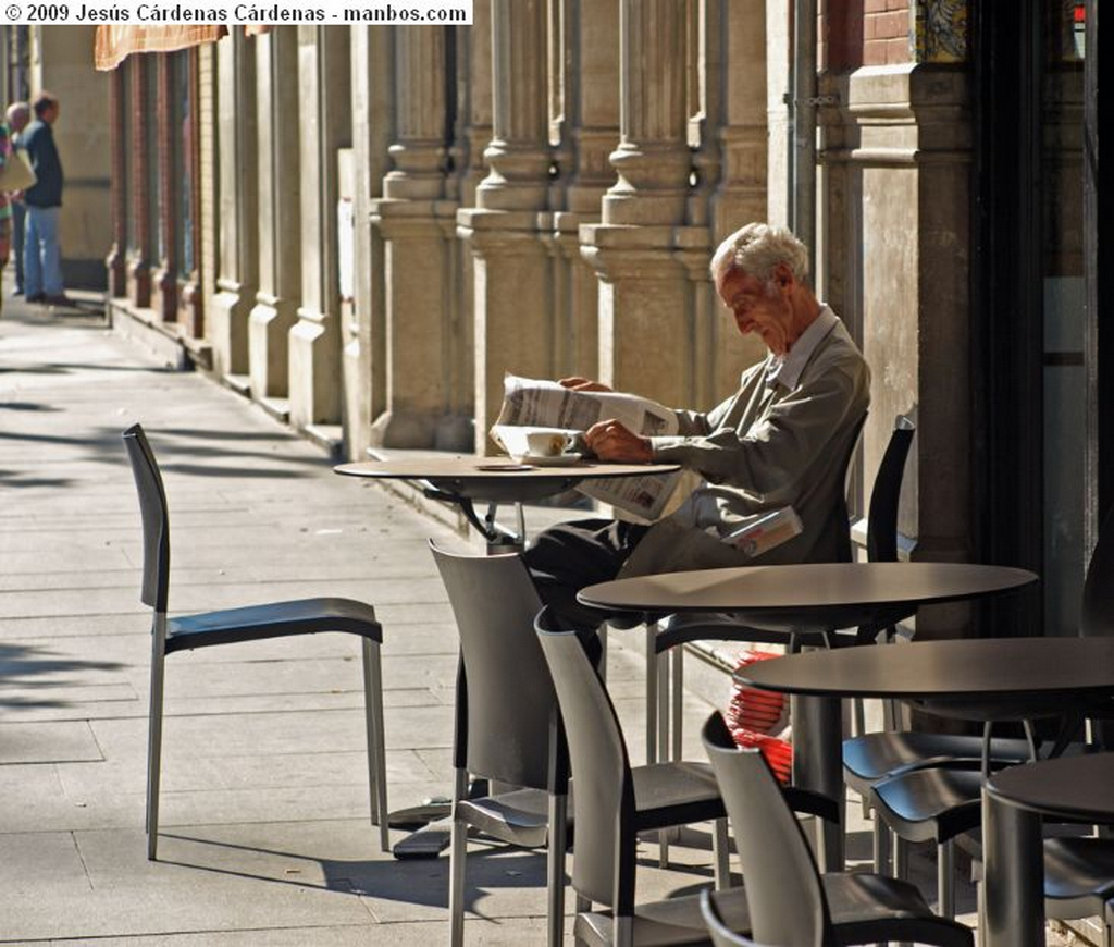 Foto de Sevilla, Avda de la Constitucion, España - Lectura en una tarde de otoño