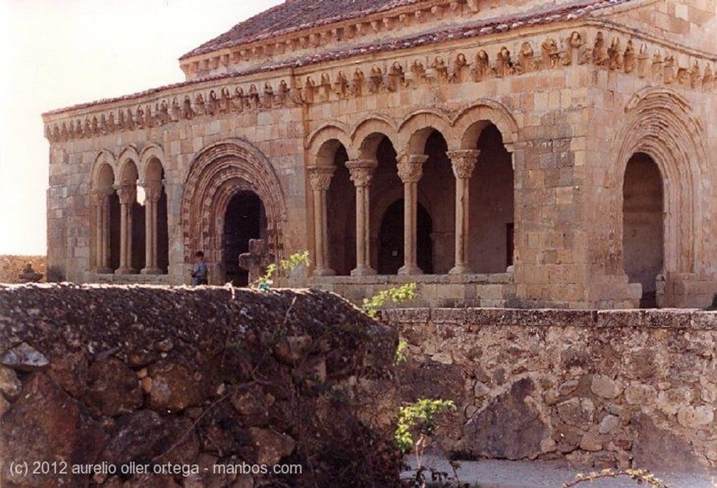 Foto de Sotosalbos, Segovia, Segovia, España - Atrio de la hermita de Sotosalbos