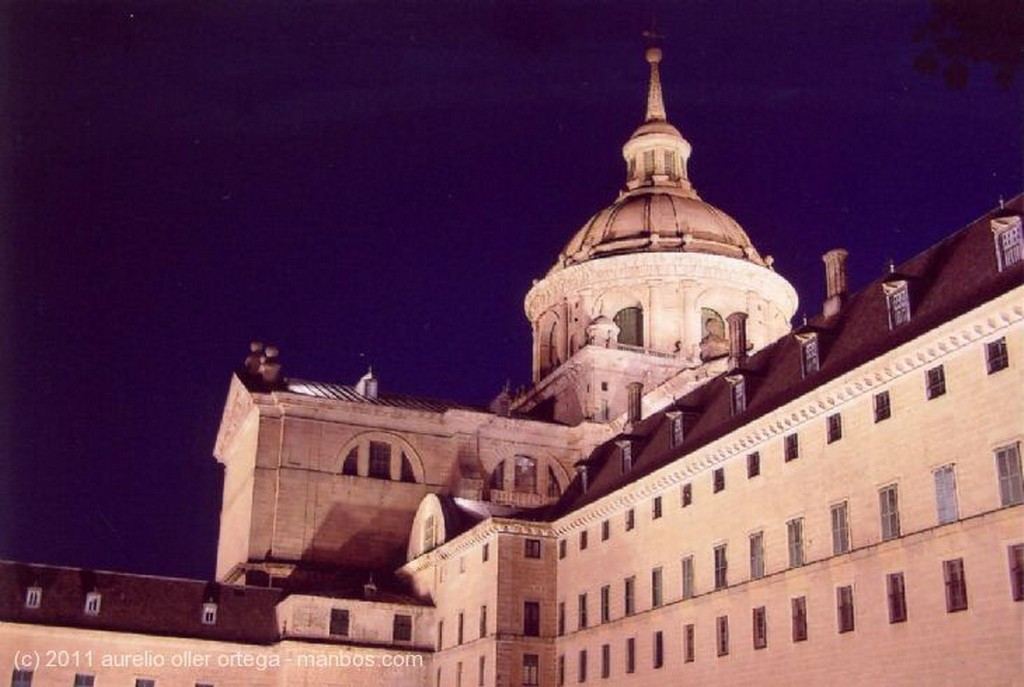 Foto de San Lorenzo de El Escorial, Madrid, España - Monasterio iluminado