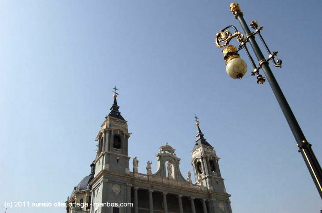 Madrid
Farol y torres de La Almudena
Madrid