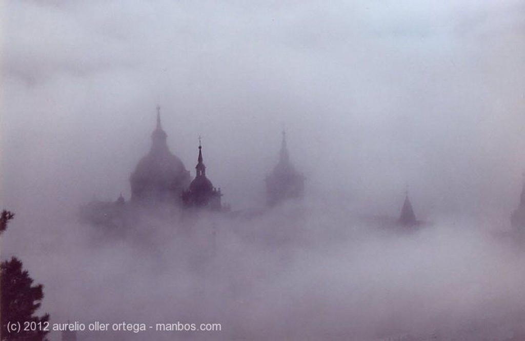 Foto de San Lorenzo de El Escorial, Monte de Abantos, Madrid, España - Emergiendo de la niebla