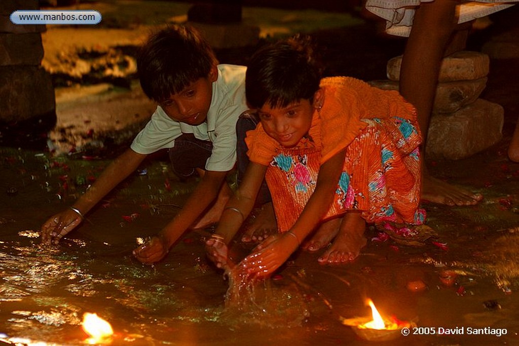 Varanasi
Ceremonia en el Rio Ganges en Varanasi
Varanasi