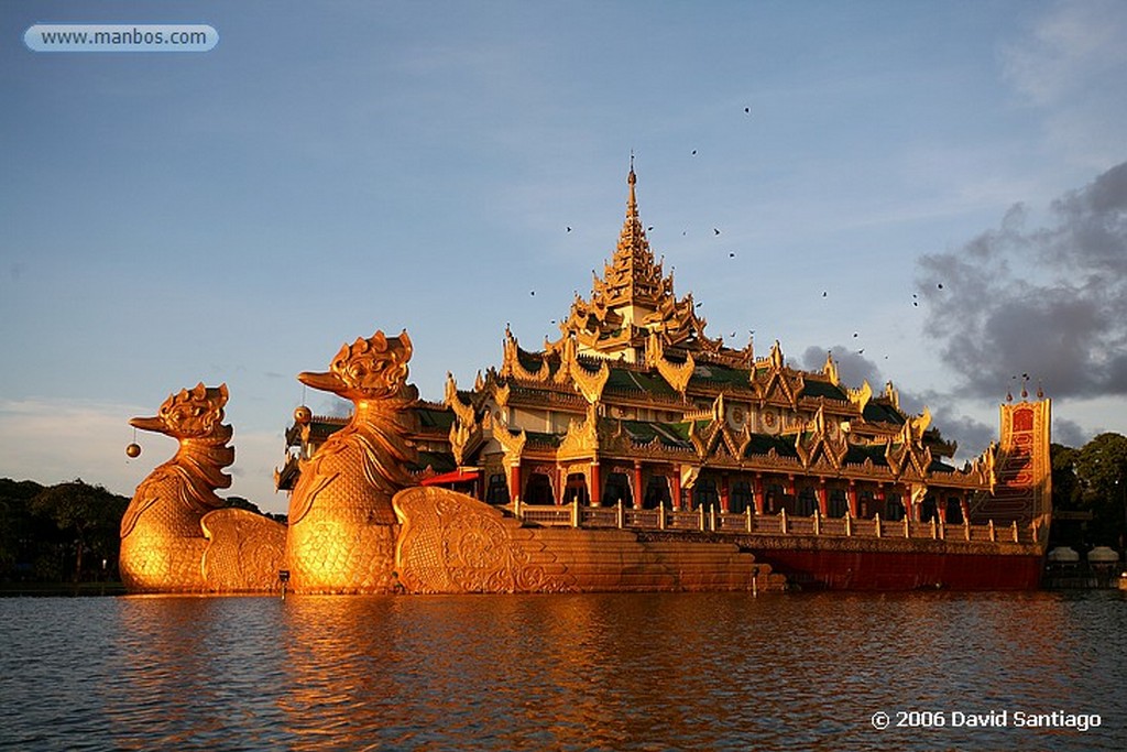 Yangon
Karaweik en el Lago Kandgawgyi yangon Myanmar
Yangon