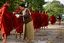 Lago Inle
Monjes Recogiendo su sustento en Forma de Ofrenda en lluvia en Nyaungshwe Lago Inle Myanmar
Lago Inle