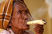 Objetivo 70 to 200
Birmana Fumando Pagan Myanmar
Myanmar (Birmania)
PAGAN
Foto: 13620