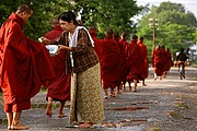 Objetivo 70 to 200
Monjes Recogiendo su sustento en Forma de Ofrenda en lluvia en Nyaungshwe Lago Inle Myanmar
Myanmar (Birmania)
LAGO INLE
Foto: 13720