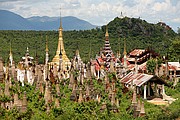 Objetivo 70 to 200
Estupas y pagodas en Nyaung Ohok en Indein en el Lago Inlhe Myanmar
Myanmar (Birmania)
LAGO INLE
Foto: 13723