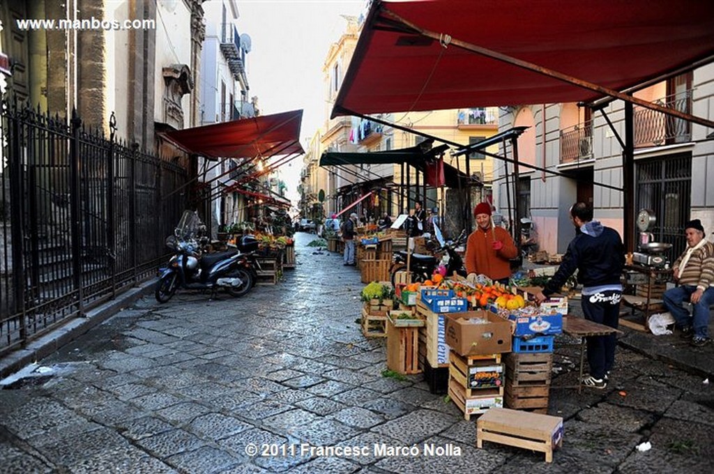 Palermo 
Piazza Castellnuovo 
Sicilia