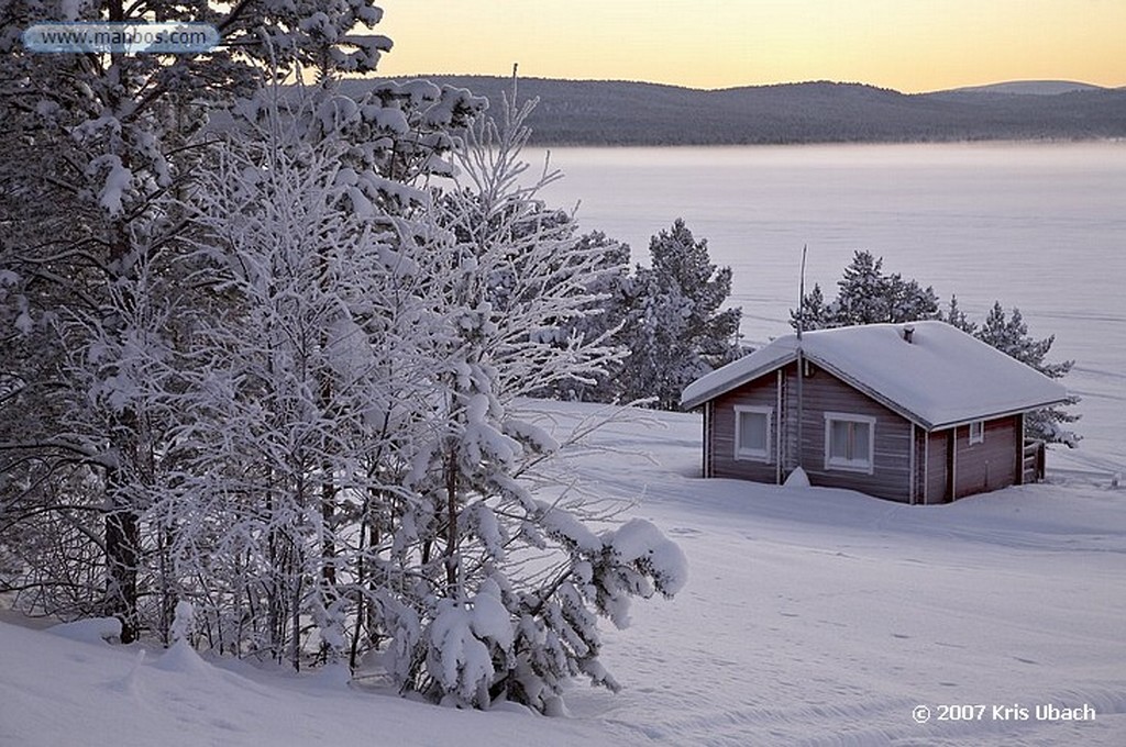 Lago Inari
Cabañas al borde del Lago Inari congelado
Laponia