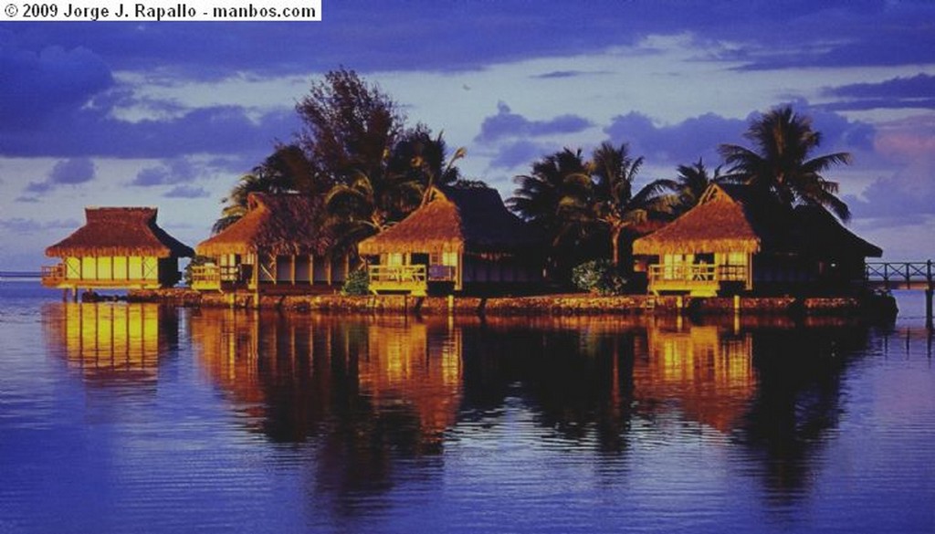Foto de Isla de Moorea, Bech Comber Resort, Polinesia Francesa - los ultimos rayos