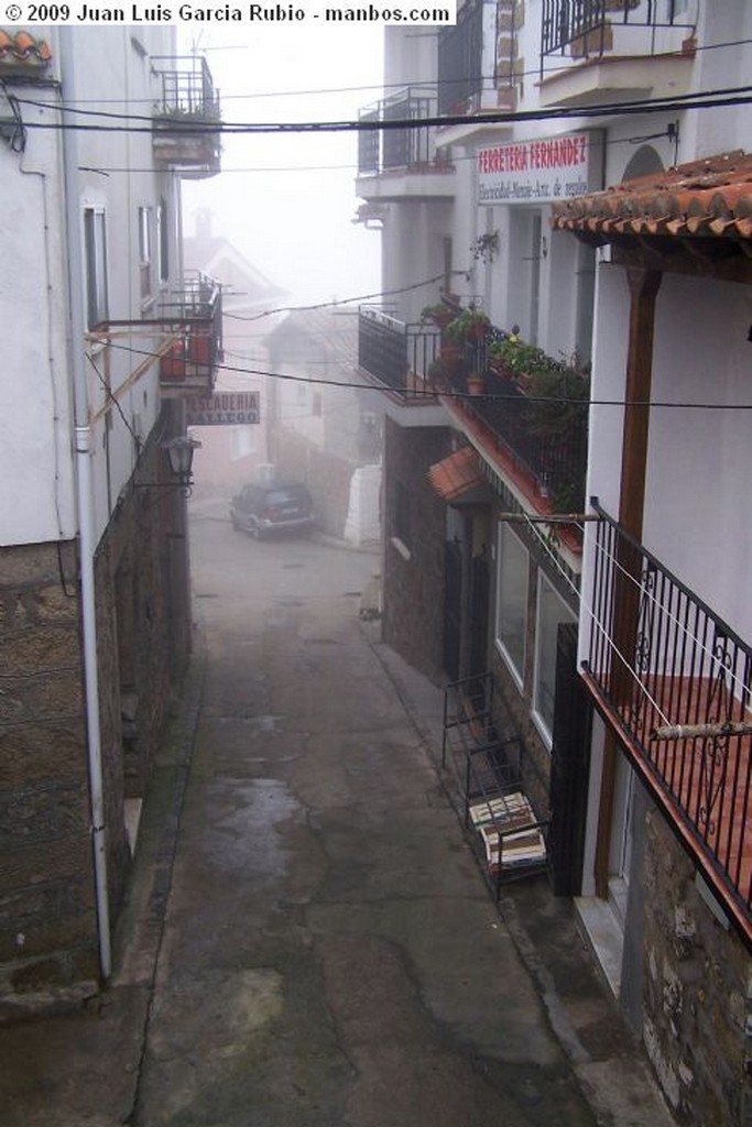 Foto de Mijares, Calles de Mijares, Avila, España - Mijares en la niebla 1