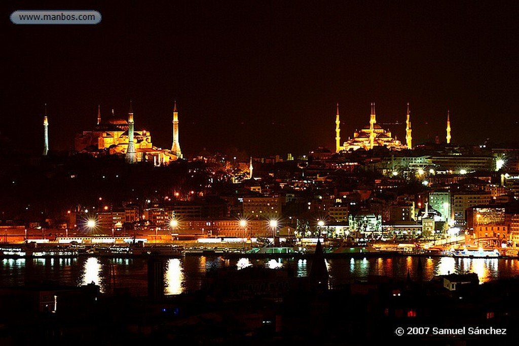 Estambul
Uno de los dos puentes colgantes del Bósforo, que une Europa y Asia
Estambul