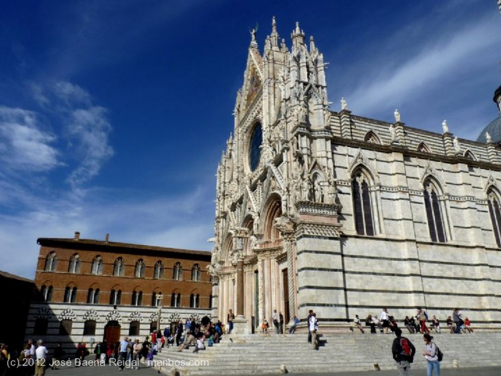 Siena
Campanario y muro lateral
Toscana