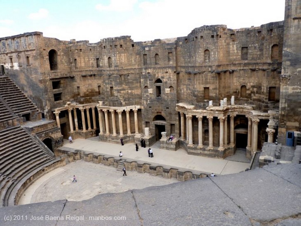 Bosra
Muro y arcos de la cavea
Dera