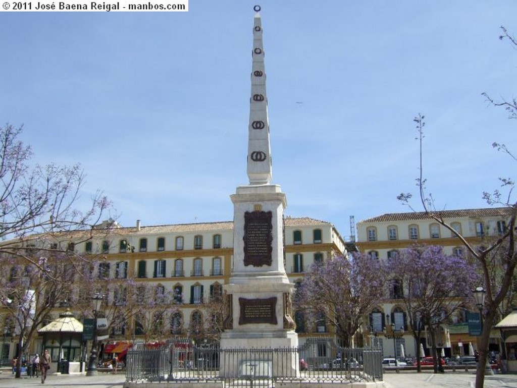 Foto de Malaga, Plaza de la Merced, España - Obelisco a Torrijos