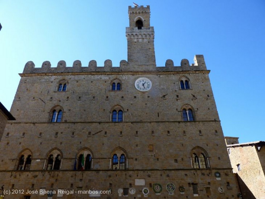 Volterra
Fachada con escudos
Pisa