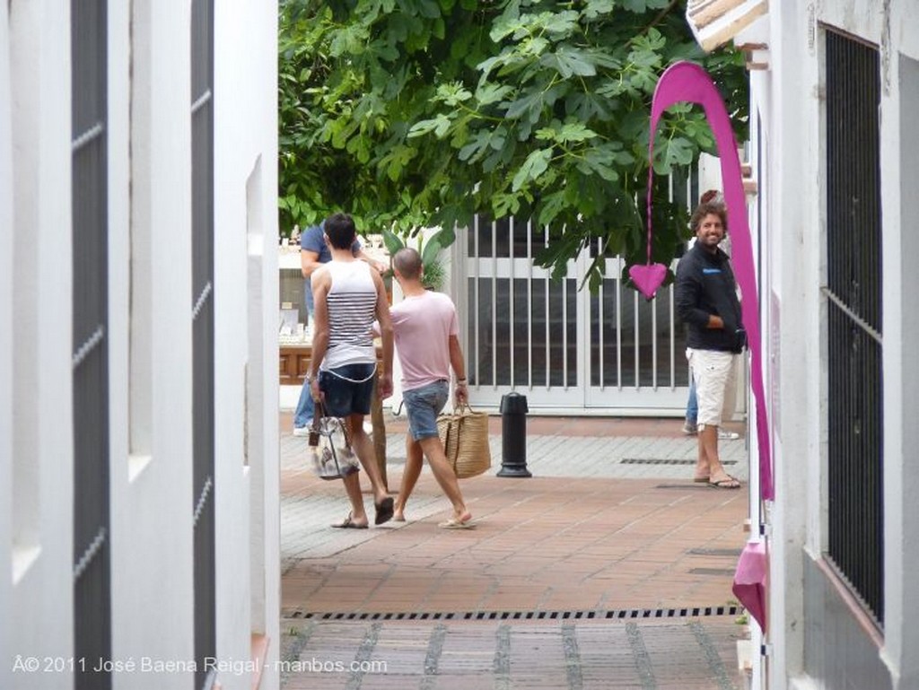 Foto de Marbella, Calle Caridad, Malaga, España - La vida en rosa