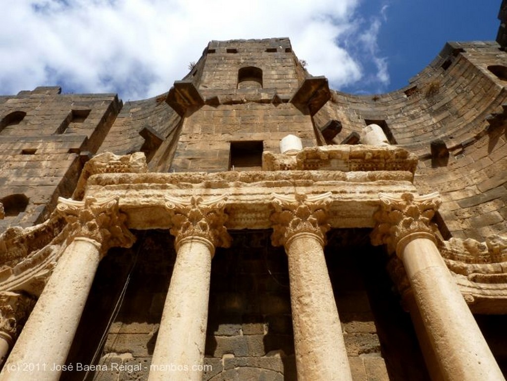 Bosra
Cavea y columnata superior
Bosra