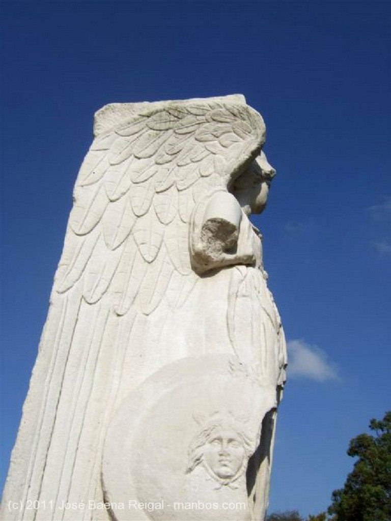 Foto de Ostia Antica, Piazzalle della Vittoria, Roma, Italia - Minerva como Victoria Alada