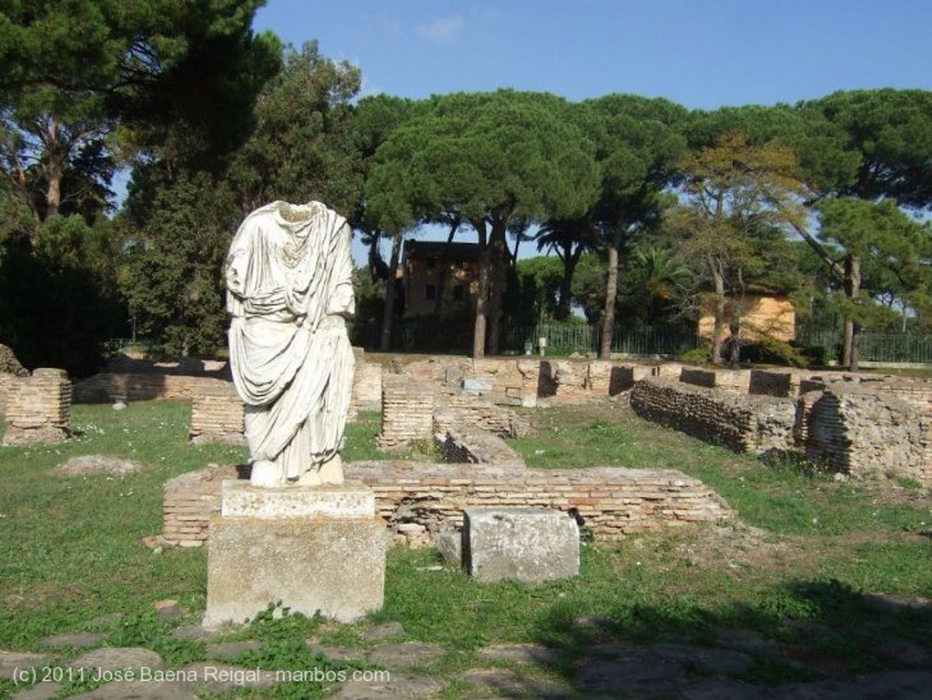 Ostia Antica
Camino entre ruinas
Roma