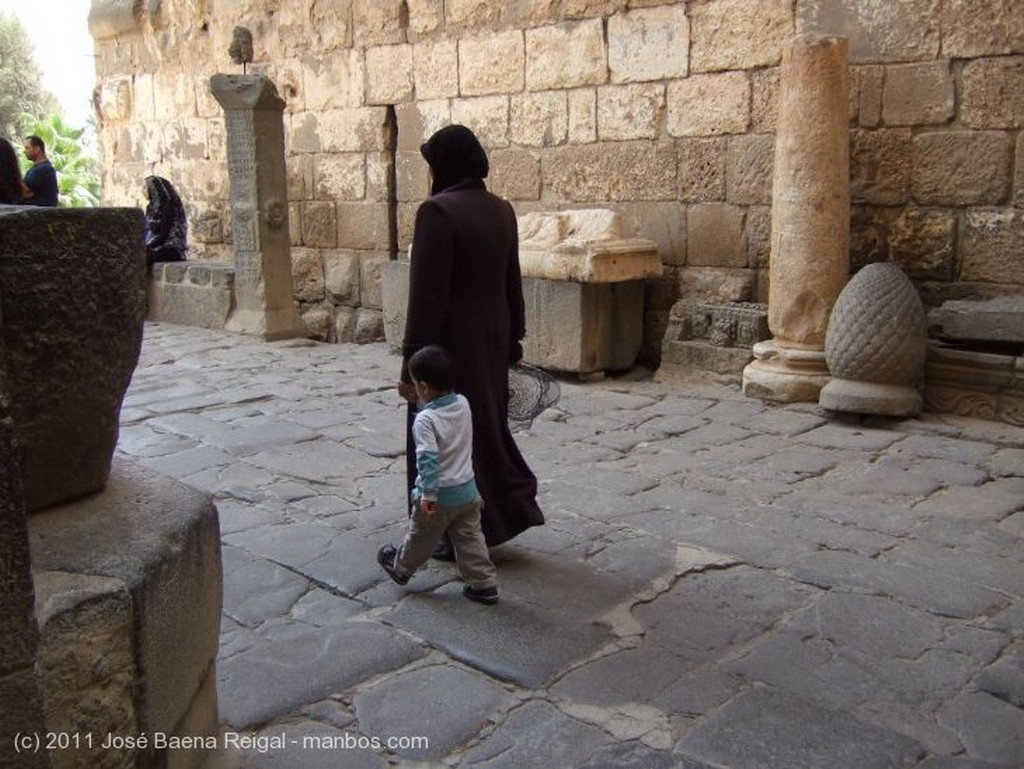 Bosra
Detalle del scaenae frons  
Dera