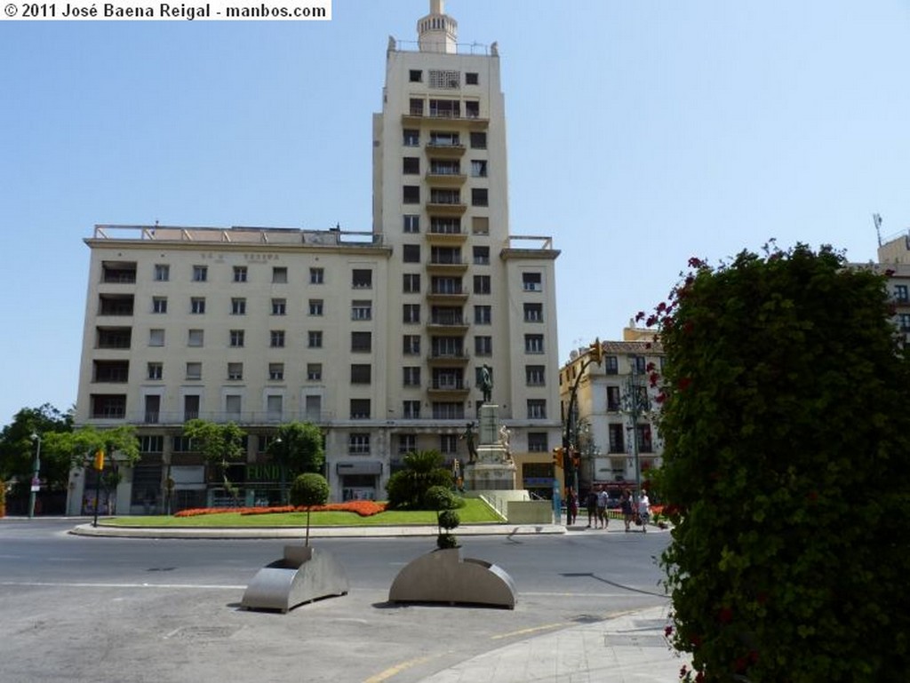 Foto de Malaga, Rotonda del Marques de Larios, España - Torre de la Equitativa