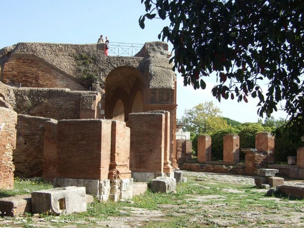 Foto de Ostia Antica, Teatro de Ostia, Roma, Italia - Muros del teatro