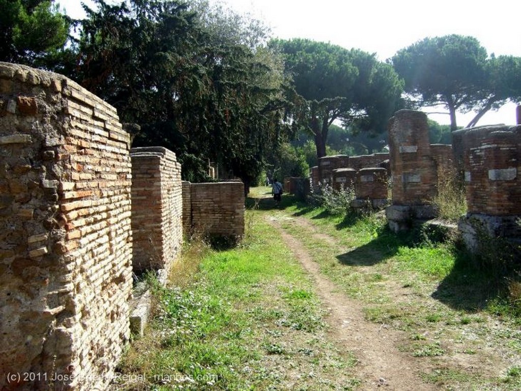 Foto de Ostia Antica, Via delle Tombe, Roma, Italia - Camino entre ruinas