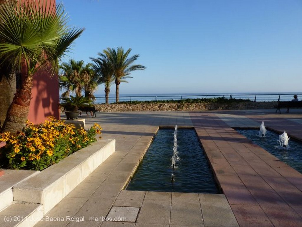 Foto de Benalmadena, Jardines de El Bil-Bil, Malaga, España - Surtidores frente al mar