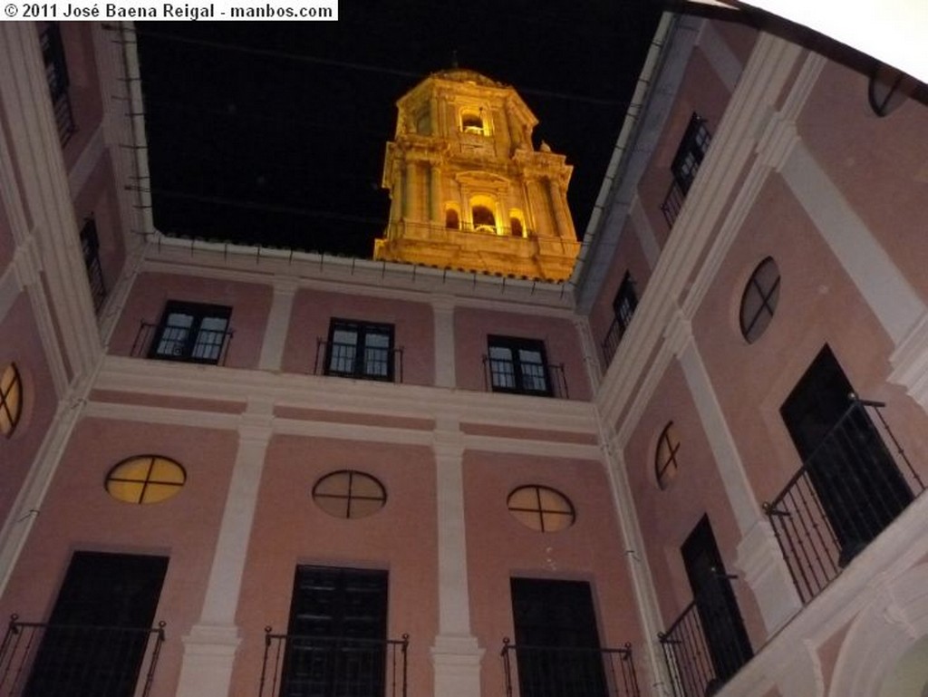 Foto de Malaga, Patio del Palacio Episcopal, España - Torre de la Catedral