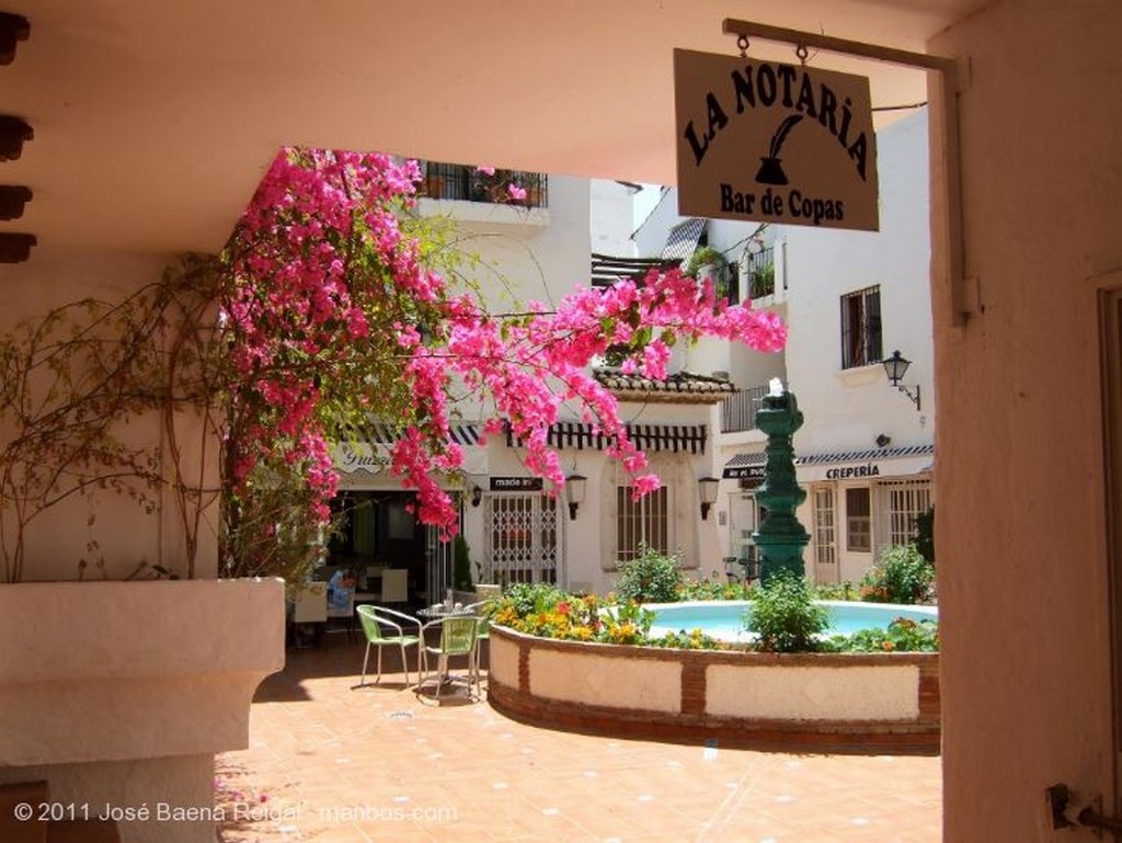 Foto de Torremolinos, Plaza de los Tientos, Malaga, España - Bouganvilla y fuente