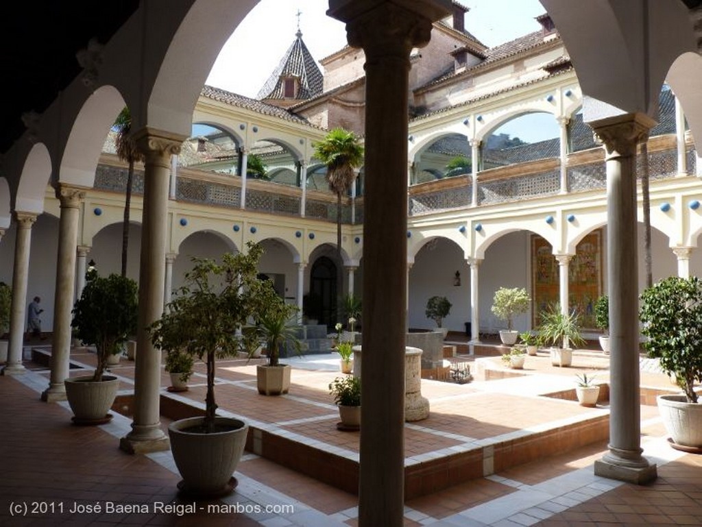 Foto de Malaga, Plaza del Santuario de la Victoria, España - Antiguo Hospital Militar