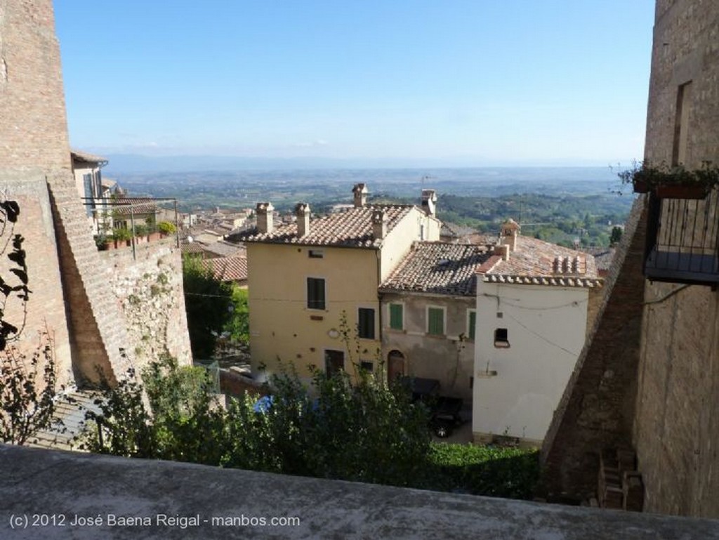 Montepulciano
Acceso al casco historico 
Siena