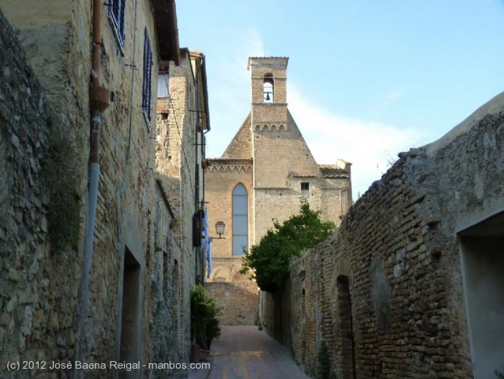 San Gimignano
Fachada lateral de San Agostino
Siena