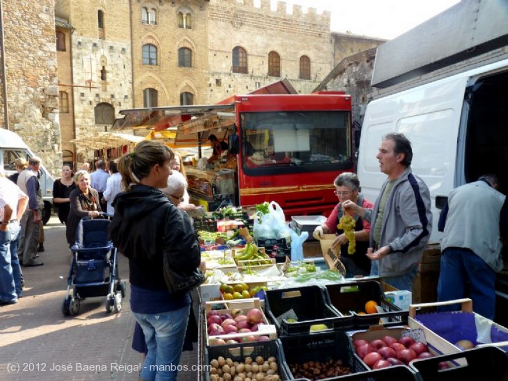 San Gimignano
Mercadillo del jueves
Siena