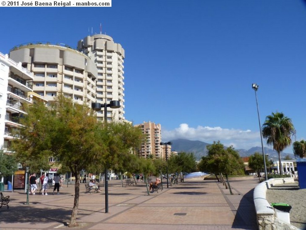 Foto de Fuengirola, Paseo Maritimo Rey de España, Malaga, España - Paseo y playa