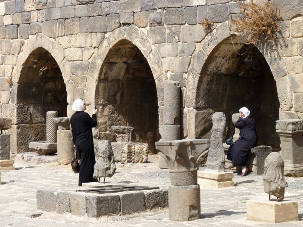 Bosra
Patio con peristilo columnado
Dera