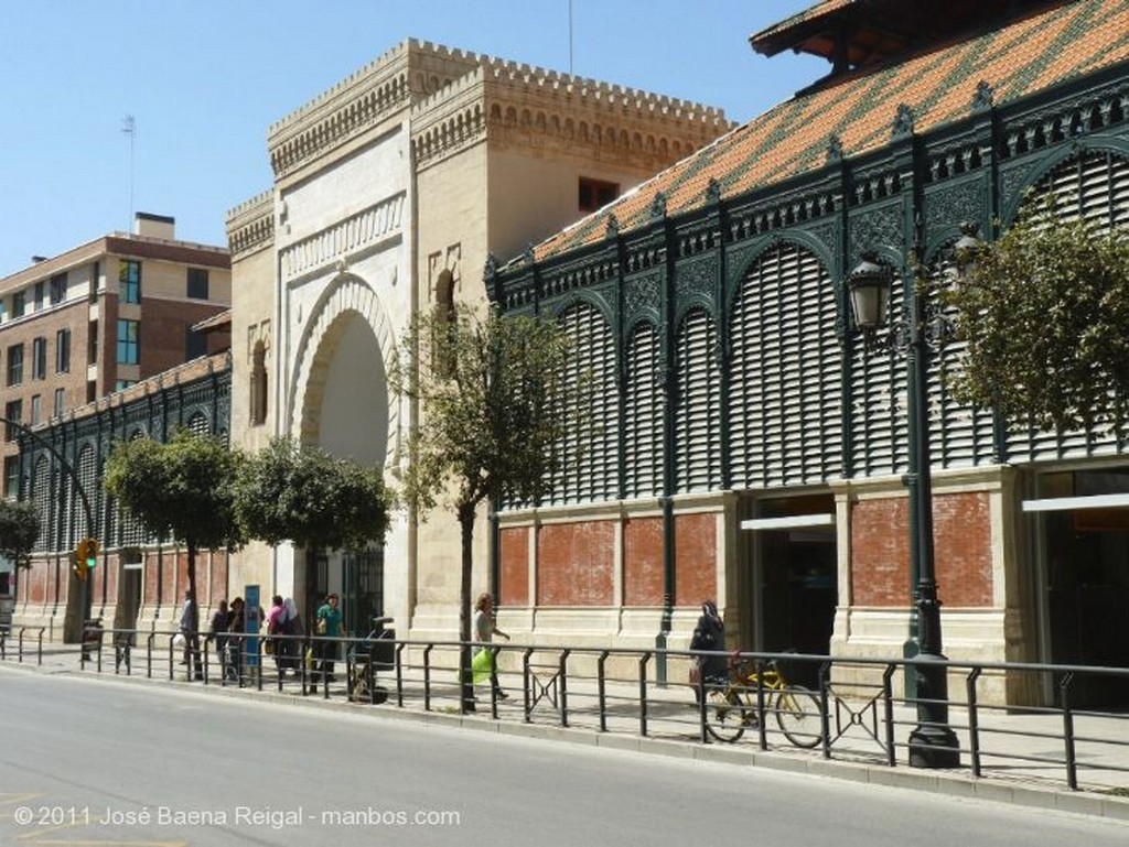 Foto de Malaga, Calle Atarazanas, España - Puerta y Mercado de Atarazanas