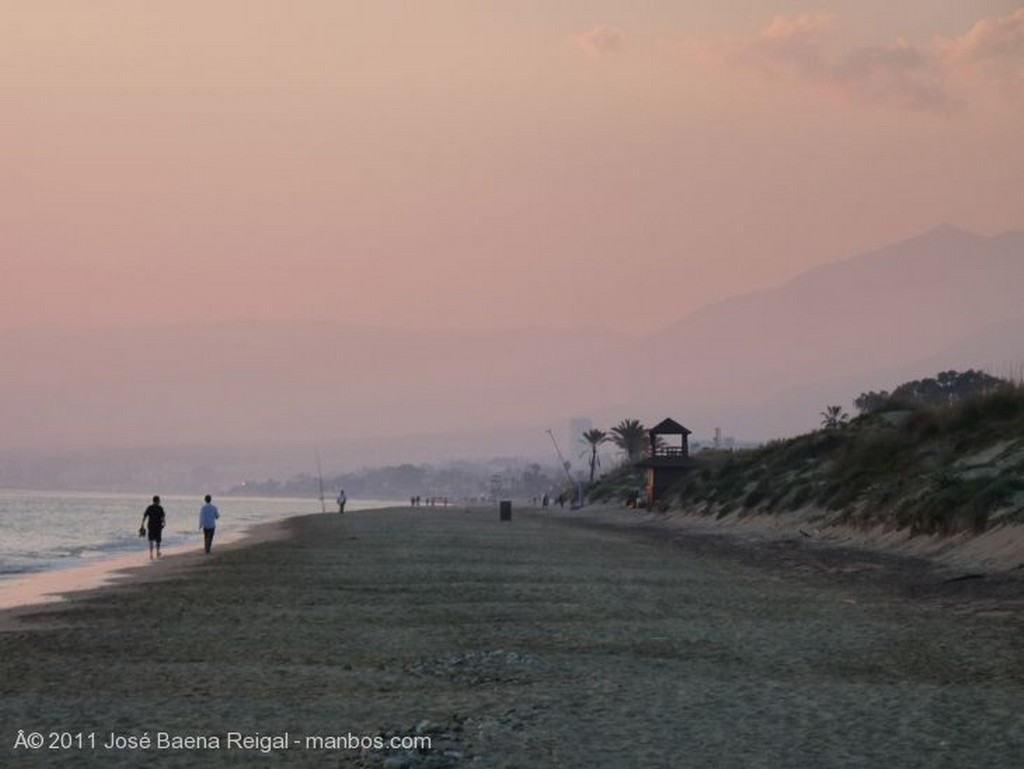 Foto de Marbella, Playa de las Dunas, Malaga, España - Lento anochecer