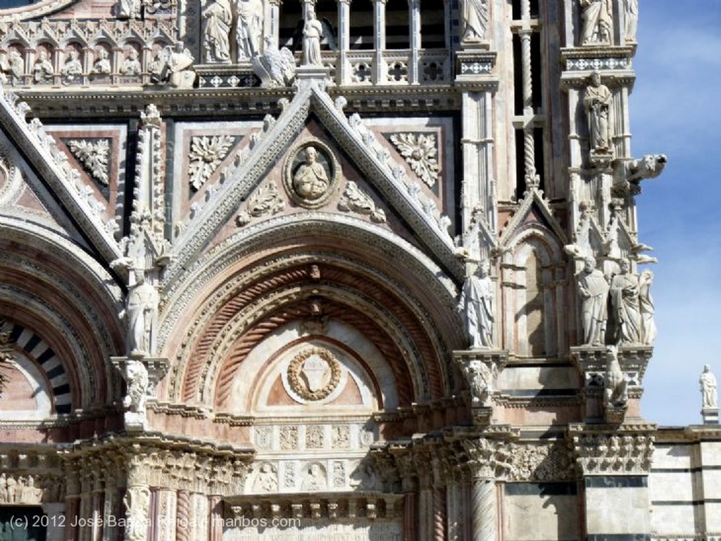 Siena
Fachada pantalla y muro lateral
Toscana