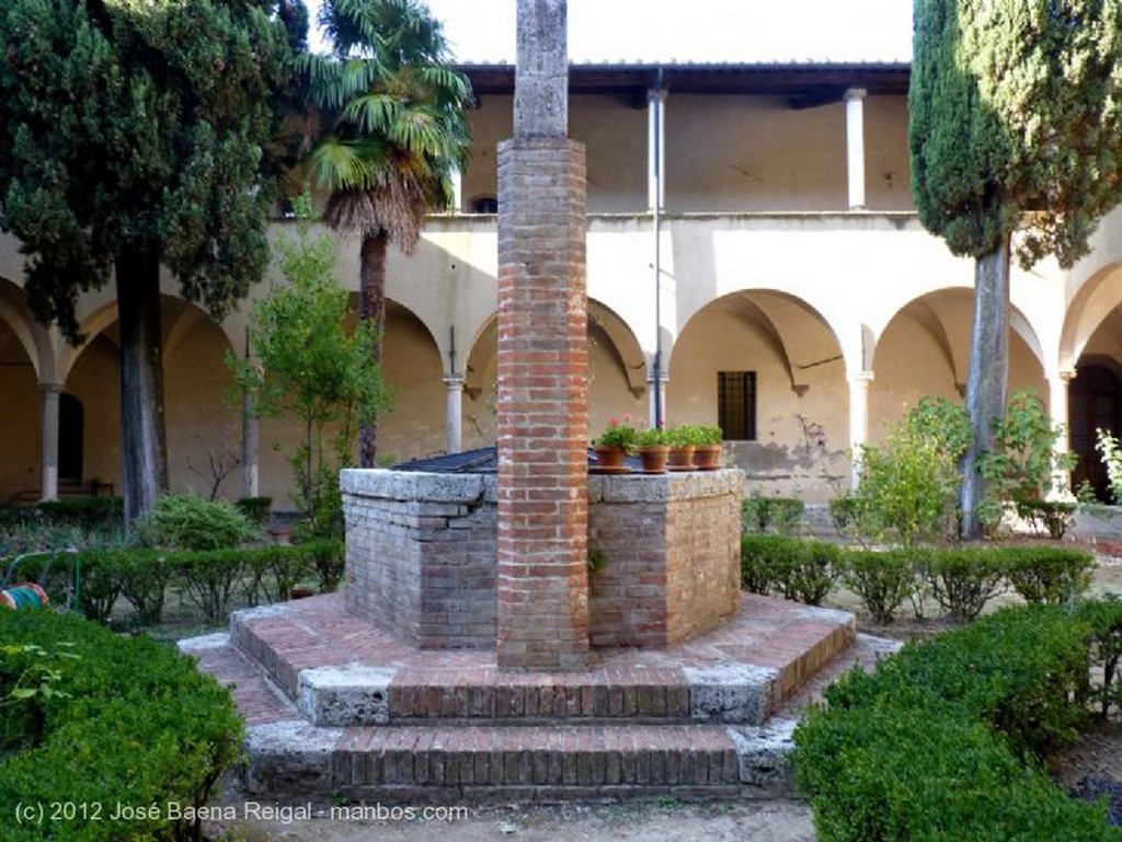 San Gimignano
Murete y columna del claustro
Siena