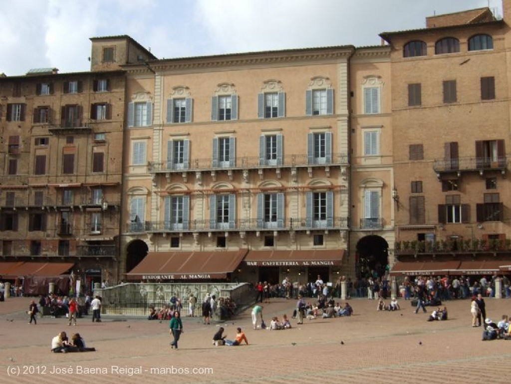 Siena
Arco y tenderetes
Toscana