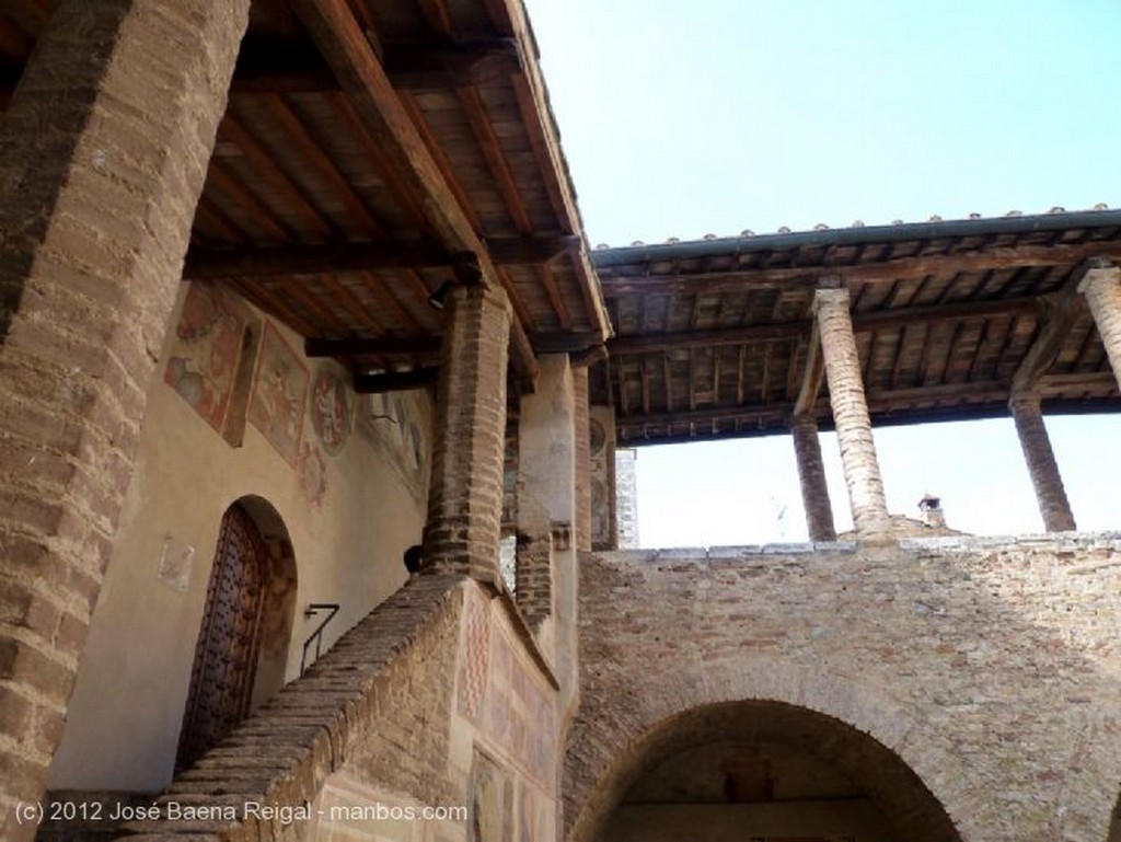 San Gimignano
Patio con nispero
Siena