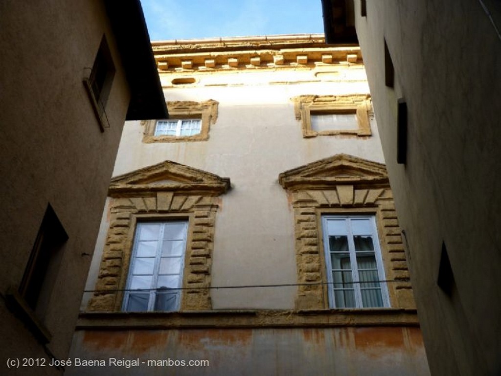 Volterra
Lejos del mundanar ruido 
Pisa